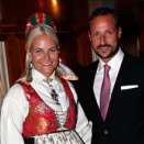 Kronprins Haakon og Kronprinsesse Mette-Marit tok i mot 75 gjester på Kongeskipet  (Foto: Terje Bendiksby / NTB scanpix) 